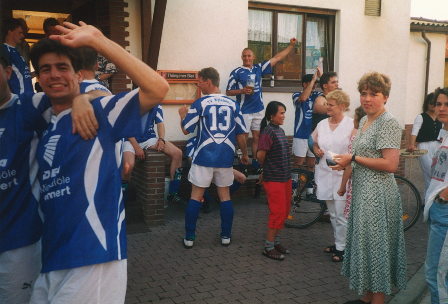 Die Fußballer des TVM feiern den Aufstieg am 28.5.1995